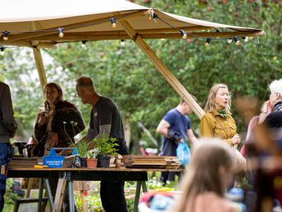 Mennesker under pavillon ved Bramhøjgaarddagen.